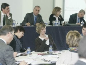 Arriola, segundo por la izquierda en la mesa principal, en un momento del debate de ayer. ::
BLANCA CASTILLO/