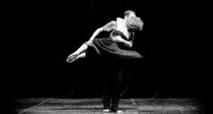 Imagen de dos de los bailarines de 'Hnuy Illa', en una de las escenas de este espectáculo de las compañías guipuzcoanas Kukai y Tanttaka . ::
E. C./