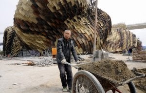 Los obreros trabajan a ritmo febril para terminar el pabellón español. :: ZIGOR ALDAMA/