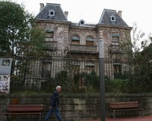 El edificio Larrinaga está en el centro de Mundaka. ::
M. SALGUERO/