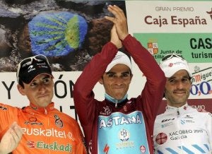 Igor Antón, a la izquierda, comparte podio final con Alberto Contador y Ezequiel Mosquera. :: EFE/