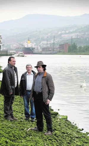 DEDICACIÓN. Txus Ureta, Domingo Gallo e Imanol Arnaiz, miembros de la asociación El Canal . :: IGNACIO PÉREZ/