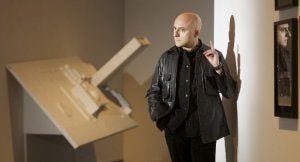 Txuspo Poyo subraya con un gesto el sonido que forma parte de su exposición 'U. N(inverse)' en el Artium. ::
FOTOS DE RAFA GUTIÉRREZ/