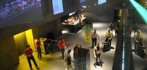 Primeros espectadores asisten ayer al estreno de los cines de la cadena Golem en La Alhóndiga. :: FERNANDO GÓMEZ/
