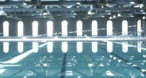 Los visitantes de La Alhóndiga pueden darse ya el primer 'chapuzón' en la piscina a partir de las siete de la mañana. :: EL CORREO/