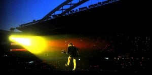 Brian Johnson y Angus Young, siempre sincero con su Gibson SG, enardecieron a su público en un concierto que se antoja inolvidable para los seguidores de la mítica banda australiana. :: IGNACIO PÉREZ/