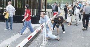 Miembros de un piquete pasan bajo la barrera de entrada en una empresa de Basauri. :: MITXEL ATRIO/