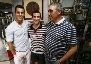 Martins (izquierda) y Antxon Muneta visitaron ayer Anduva por primera vez como jugadores rojillos. ::
AVELINO GÓMEZ/