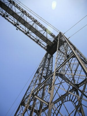 La reforma del Puente Colgante, patrimonio de la Humanidad, empezará en septiembre y absorberá 1,5 millones de euros. :: EL CORREO/
