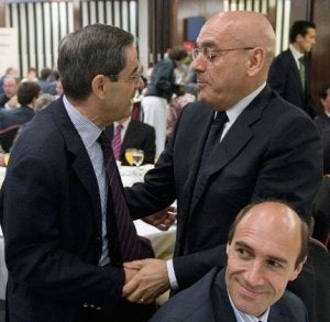 Mario Fernández saluda al ex presidente de la Vital, Gregorio Rojo, ayer, en un acto en Bilbao. :: IGNACIO PÉREZ/