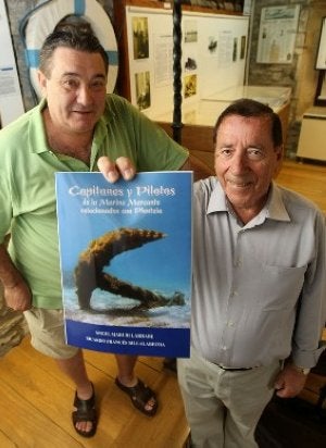 Angel Maruri y Ricardo Francés muestran su libro. ::
PEDRO URRESTI/