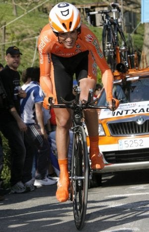 Intxausti, en pleno esfuerzo durante la crono final de la Vuelta al País Vasco. :: EL CORREO/