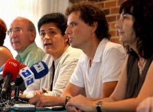 La alcaldesa de Hernani, flanqueada por Tasio Erkizia y el regidor de Elorrio. :: ARIZMENDI/