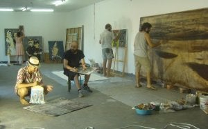 Los artistas trabajando en la Residencia Internacional de Artistas de la Galería Arteaga en Beijing. ::
EL CORREO/