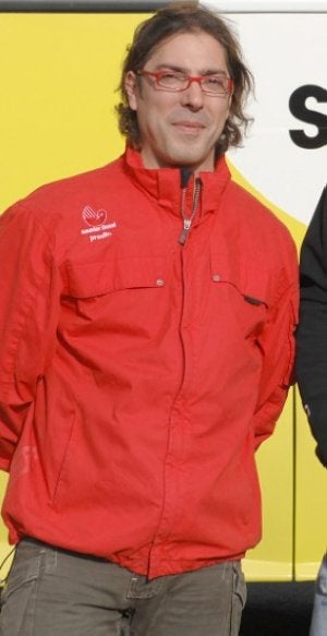 La muerte del vitoriano Txema González, masajista del Sky, conmociona la Vuelta