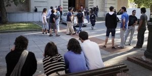 Numerosos jóvenes se acercaron ayer hasta la parroquia de Las Mercedes para despedir a su amigo. :: GABRIELA BARNUEVO/