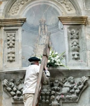 Un txikitero ofrenda flores a la Virgen en el Casco Viejo. :: M. ATRIO/