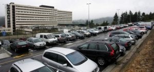 El aparcamiento del hospital de Galdakao siempre está al completo. ::
MITXEL ATRIO/