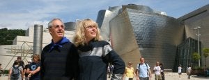 Visitantes extranjeros disfrutan del entorno del Museo Guggenheim, uno de los motores turísticos del nuevo Bilbao que ha permitido un espectacular aumento del sector en los últimos años. :: EL CORREO/
