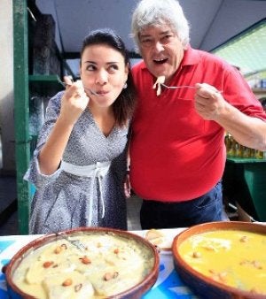 Ana Arias y Caco Senante prueban el bacalao al pil pil. ::
G. BARNUEVO/