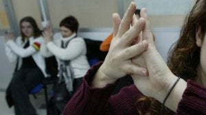 Un grupo de jóvenes durante una clase de lenguaje de signos en una academia de Vitoria. :: NURIA GONZÁLEZ/