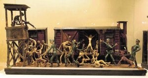 'Transporte llegando a Mauthausen', maqueta de Ángel Hernández García. :: RAFA GUTIÉRREZ/