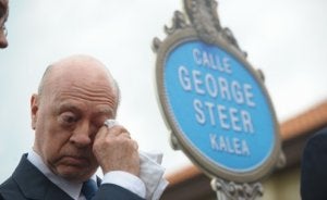 El hijo de George Steer se emocionó durante el acto. :: BORJA AGUDO/