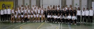 Las jugadoras que conforman los equipos de Abaroa y el UPV, en el centro cívico Iparralde. ::
EL CORREO/
