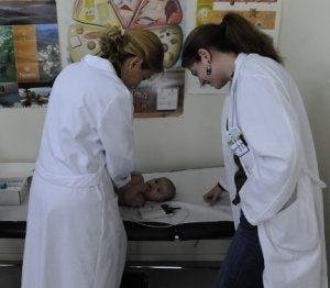 En Osakidetza hay poco más de 300 pediatras, algunos con casi 1.000 niños a su cargo. :: EL CORREO/