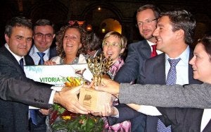 La delegación vitoriana dio muestras de unidad al recibir el premio. ::
ICIAR OCHOA DE OLANO/