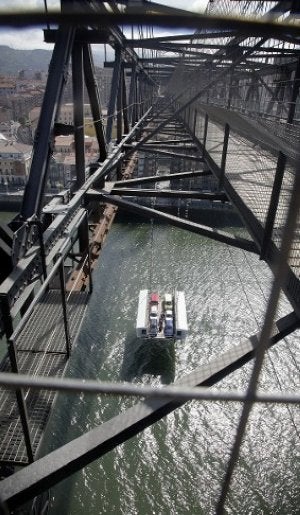 La barquilla atraviesa la ría en dirección a Portugalete. :: G. BARNUEVO/