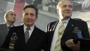 El ex consejero Enrique Antolín (izquierda) y el ex diputado general José Alberto Pradera posan orgullosos con el premio. ::
FERNANDO GÓMEZ/