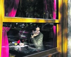Un hombre mira la calle desde un céntrico resturante ::
E. C./