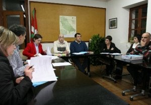 José Félix Alegría, al fondo con jersey azul, en un pleno junto al alcalde de Muxika, Jon Mikel Gainza. ::
M. S./