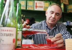 José sirve una copa del caldo vencedor en su categoría. ::
M. ATRIO/