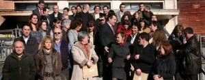 Representantes de los establecimientos reconocidos con el sello de Accesibilidad, a las puertas del edificio Ensanche. :: MAITE BARTOLOMÉ/