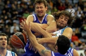 Martin Rancik, ex Bizkaia BB y Caja Laboral, lucha por un rebote con David Doblas. ::
EFE/