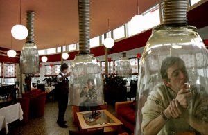 Japón lleva más de 40 años luchando contra el tabaquismo. :: E. C./