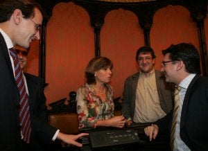 Aitor Tellería, al fondo, en el Ayuntamiento de Vitoria en su época de concejal junto a Patxi Lazcoz (PSE), Alfonso Alonso (PP) y Arantza Zenarrutzabeitia (PNV). :: EL CORREO/