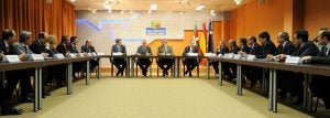 Los consejeros de Vivienda y Economía, Iñaki Arriola y Carlos Aguirre, al fondo en el centro, durante la firma del convenio con los bancos y cajas el año pasado. :: IOSU ONANDIA/