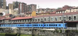 Una unidad de Euskotren con cinco coches sale de la estación de Atxuri en dirección al Duranguesado. :: BORJA AGUDO/