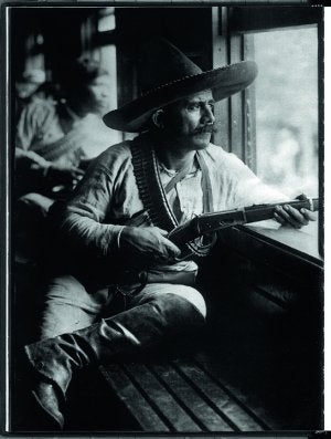 Soldados apuntan desde el interior de un ferrocarril, en una foto datada alrededor de 1914./