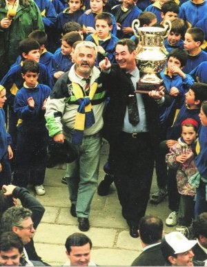 Juantxo Villarreal y Beñardo García, con la Copa de Europa ganada en 1995./