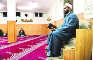 Mohamed Diyab Mohamed lee el Corán en la mezquita Assalam, en la calle Begoñazpi de Bilbao. :: FERNANDO GÓMEZ/
