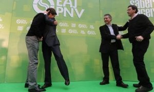 Agirre, tras ser presentado como candidato, se abraza a Urtaran ante Urkullu y Gerenabarrena. :: I. AIZPURU/