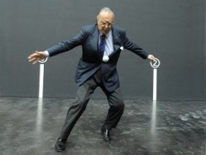 Iñaki Azkuna golpea una pelota en el estreno./