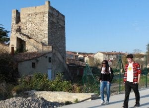 Dos jóvenes pasean junto al calero de Nanclares, declarado monumento. ::
BLANCA CASTILLO/