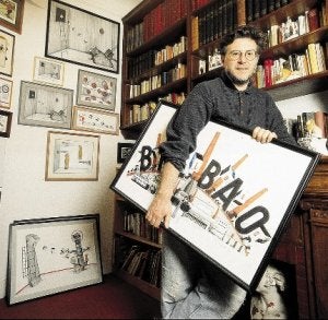 En la imagen de archivo, Eguillor con un cartel de su Bilbao eterno en su estudio de trabajo. A la izquierda, el primer cartel de la Aste Nagusia (1978) que firmó y un dibujo de su 'Mari Aguirre'. :: EL CORREO/
