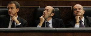 José Luis Rodríguez Zapatero, Alfredo Pérez Rubalcaba y Manuel Chaves, durante una intervención de la oposición, ayer, en la sesión del Congreso. :: REUTERS/