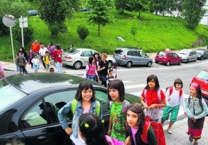 Los escolares cruzan un paso de cebra en su camino a los centros educativos de Ongarai. ::
A. L./